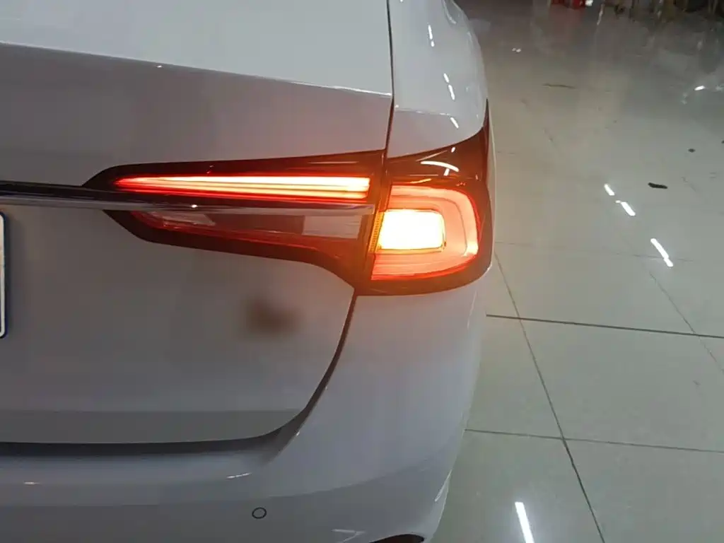 Фото 8 - Roewe i5