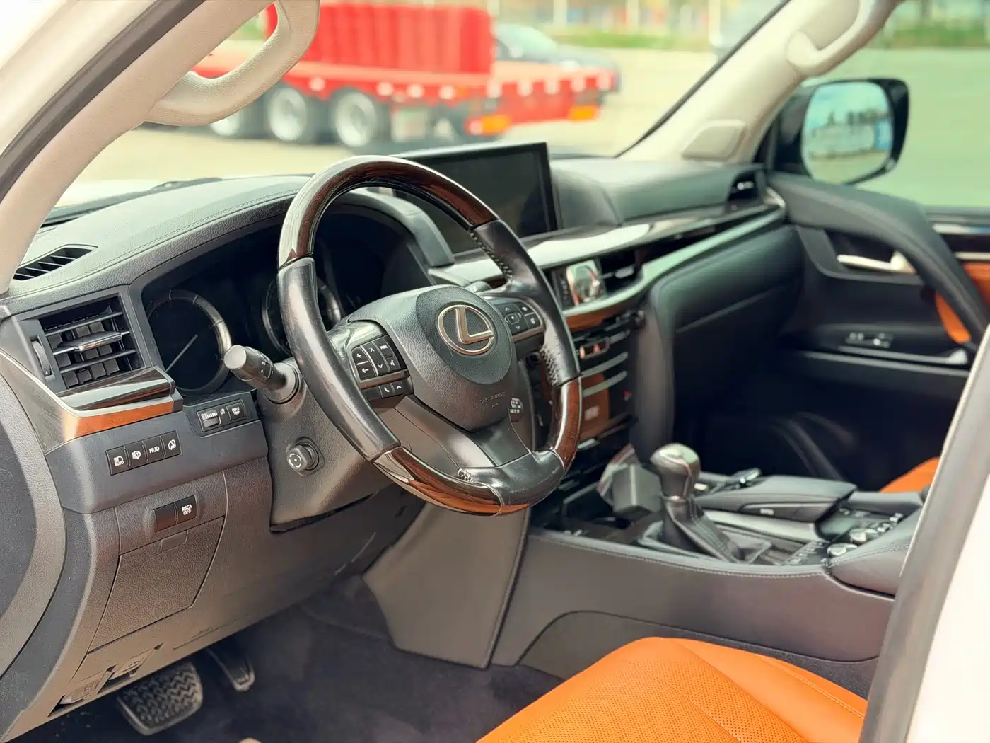 Lexus LX 2016 570 Dynamic Luxury Edition фото 6