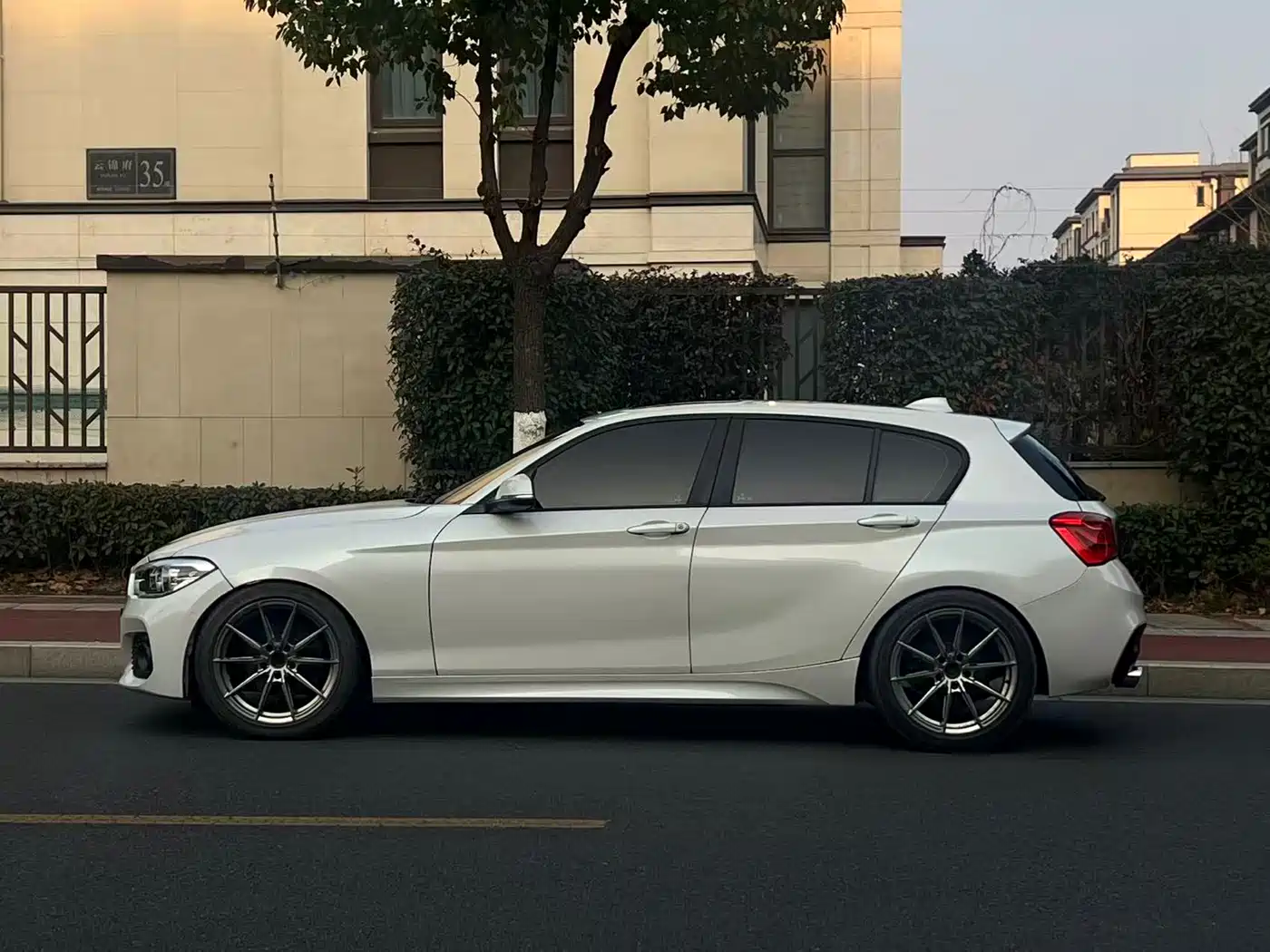 BMW 1 Series (Import) 2015 120i Leading фото 4