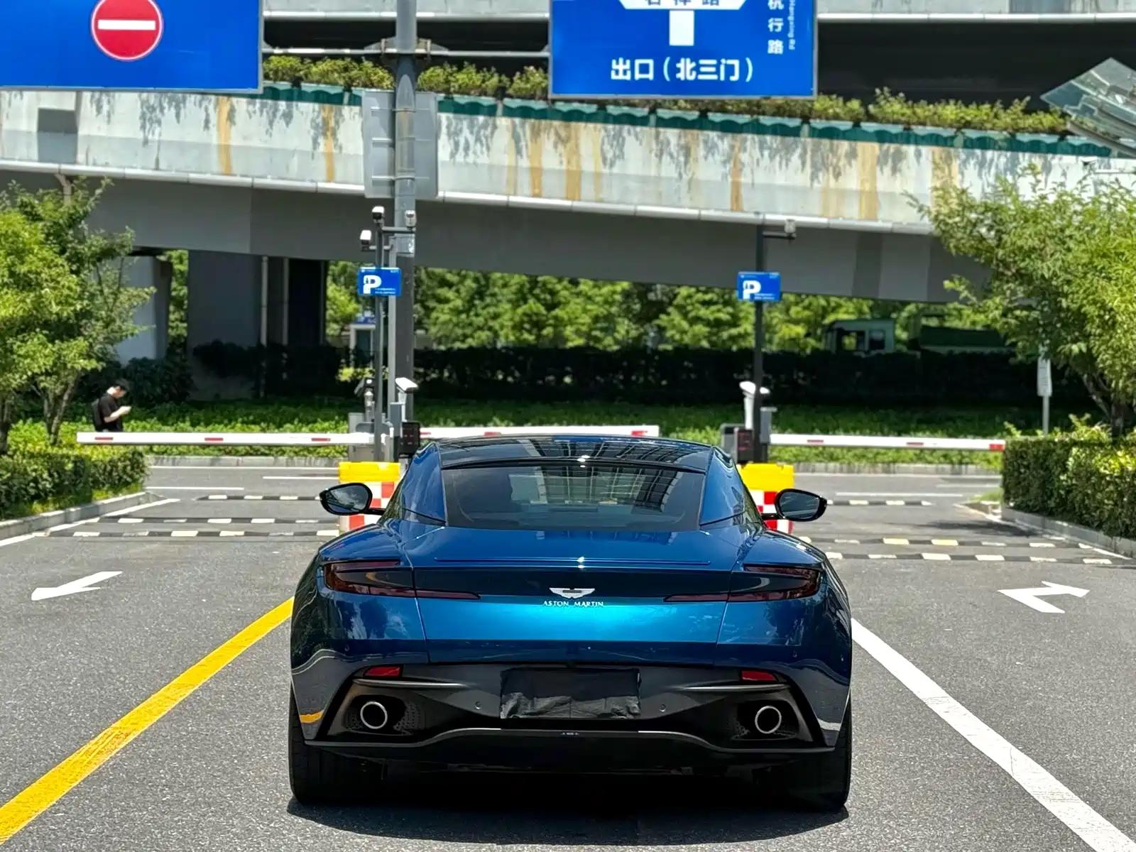 Фото 8 - Aston Martin DB11