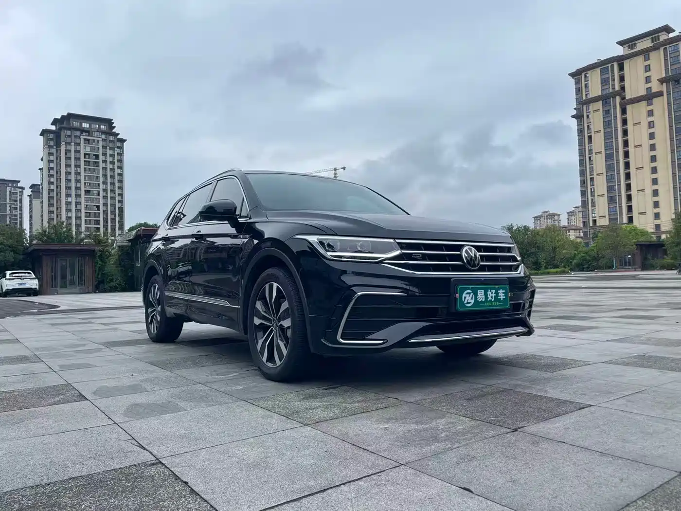 Volkswagen Tiguan L 2024 330TSI Automatic 2WD R-Line Premium Enjoyment Edition фото 2