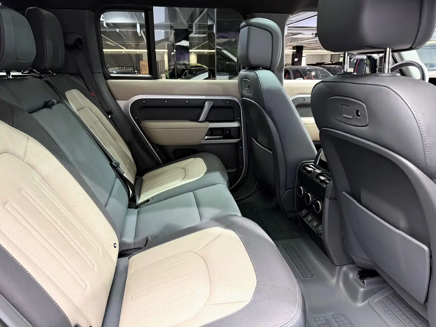 Land Rover Defender 2022 110 P400 X-DYNAMIC HSE фото 11