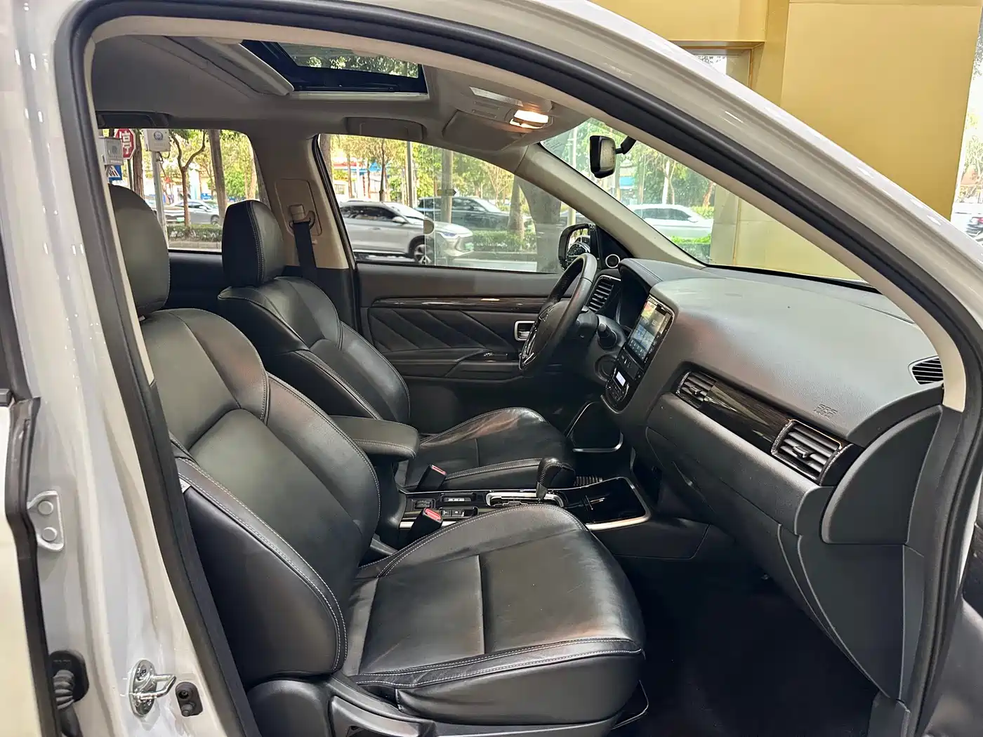 MITSUBISHI OUTLANDER