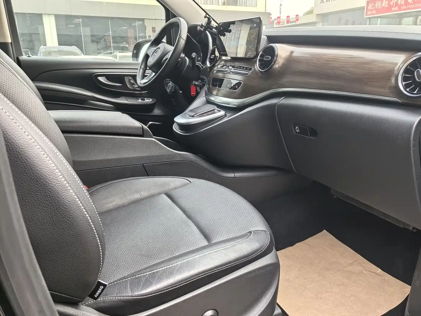 Mercedes-Benz V-Class 2021 V 260 L Long Wheelbase Premium Edition фото 23