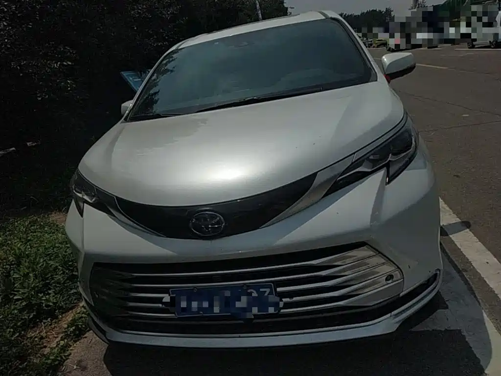 Toyota Sienna 2021 2.5L Hybrid Platinum Edition фото 3