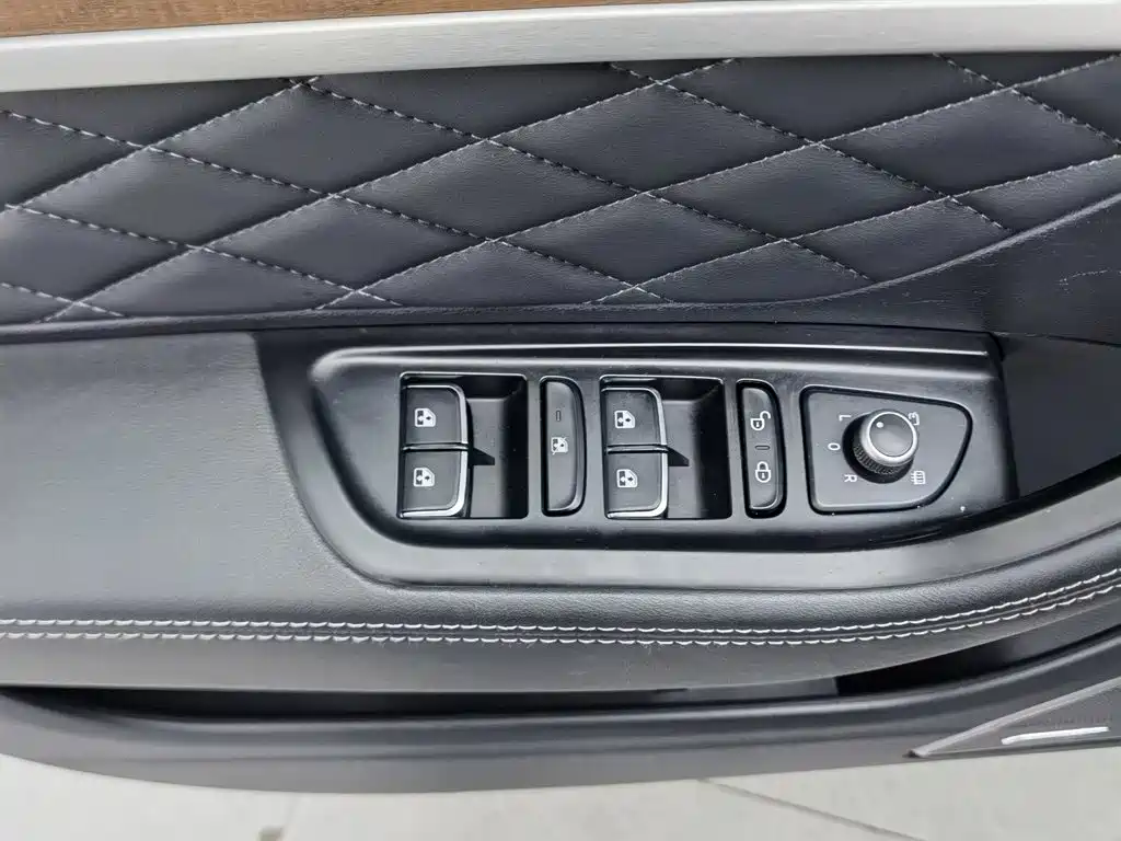 Фото 9 - Hongqi HS7