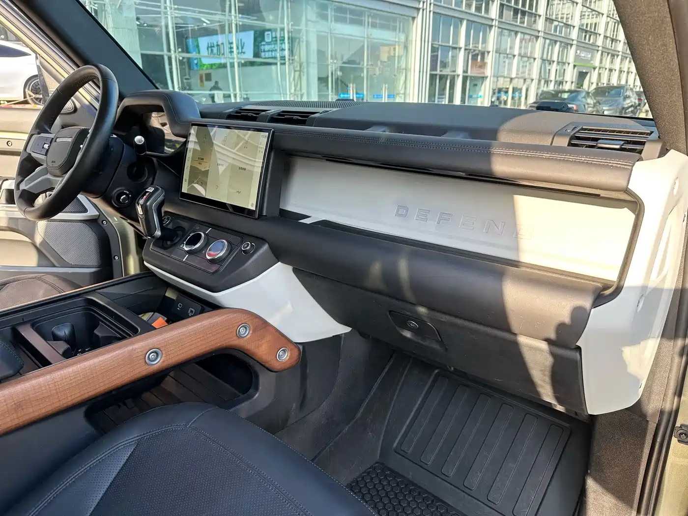 Land Rover Defender 2022 Model 90 3.0T P400 XS фото 16