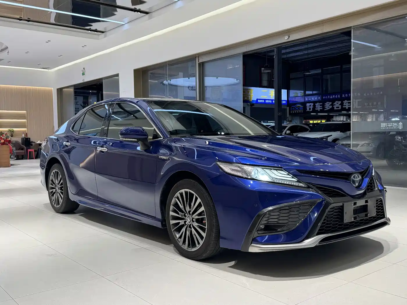 Toyota Camry 2018 Hybrid 2.5HG Luxury Edition фото 5