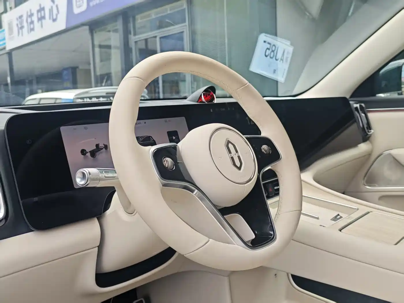 AITO Wenjie AITO M8 2025 Extended Range Ultra 53.4kWh 6-Seater фото 13