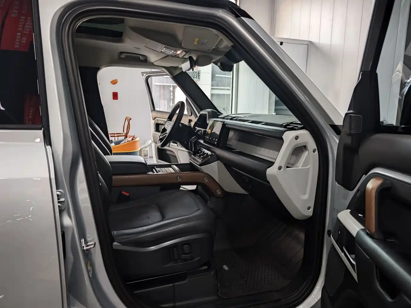 Land Rover Defender 2022 110 P400 Dark Special Edition фото 12