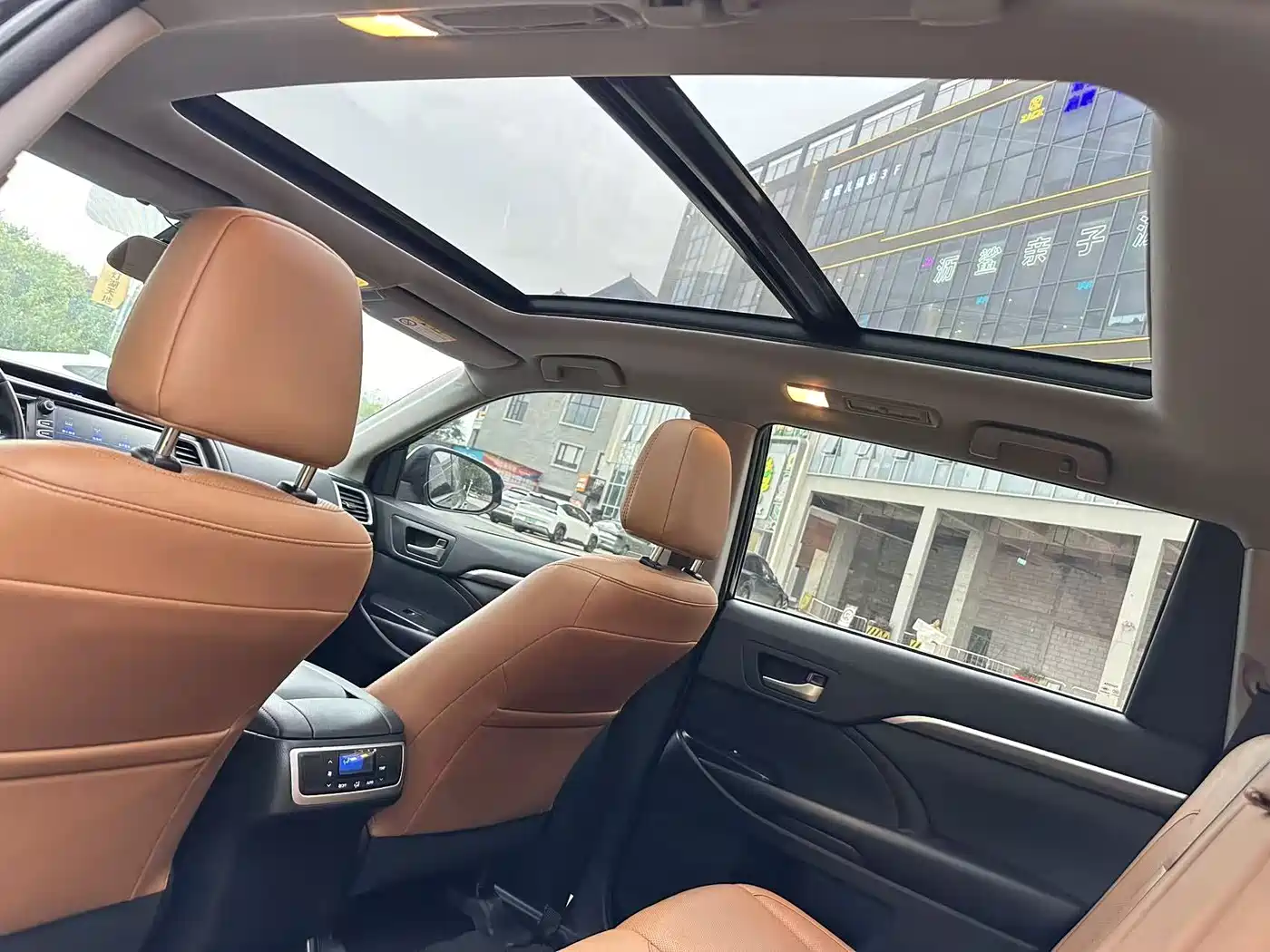 Photo 9 - Toyota Highlander