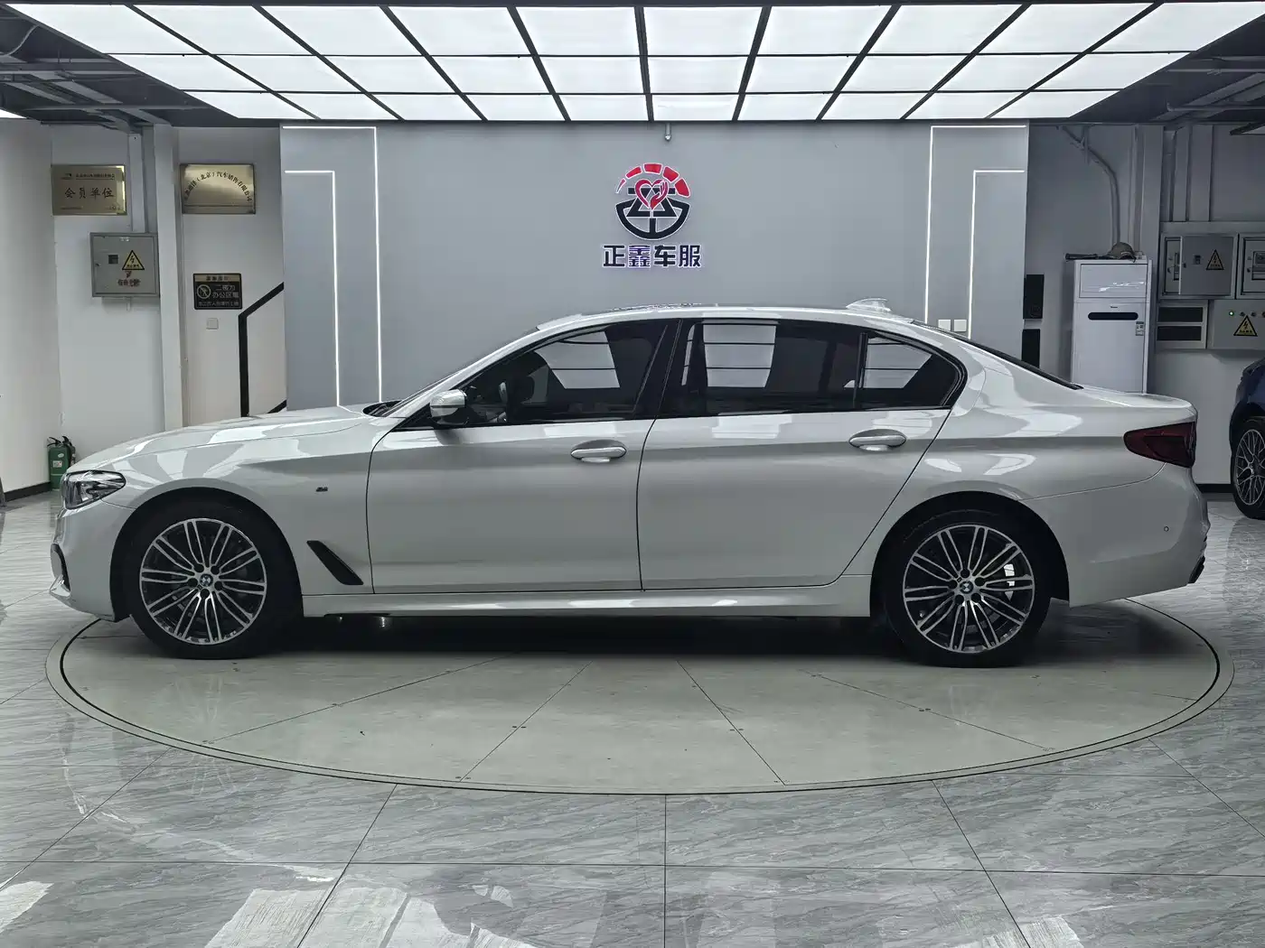 BMW 5 Series 2018 Facelift 530Li Leading M Sport Package фото 4