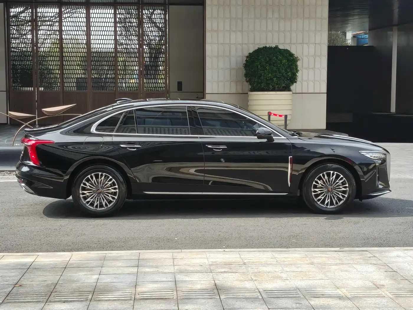 Hongqi H5 2025 2.0T Automatic Qixiang 500,000 Units Commemorative Edition фото 7