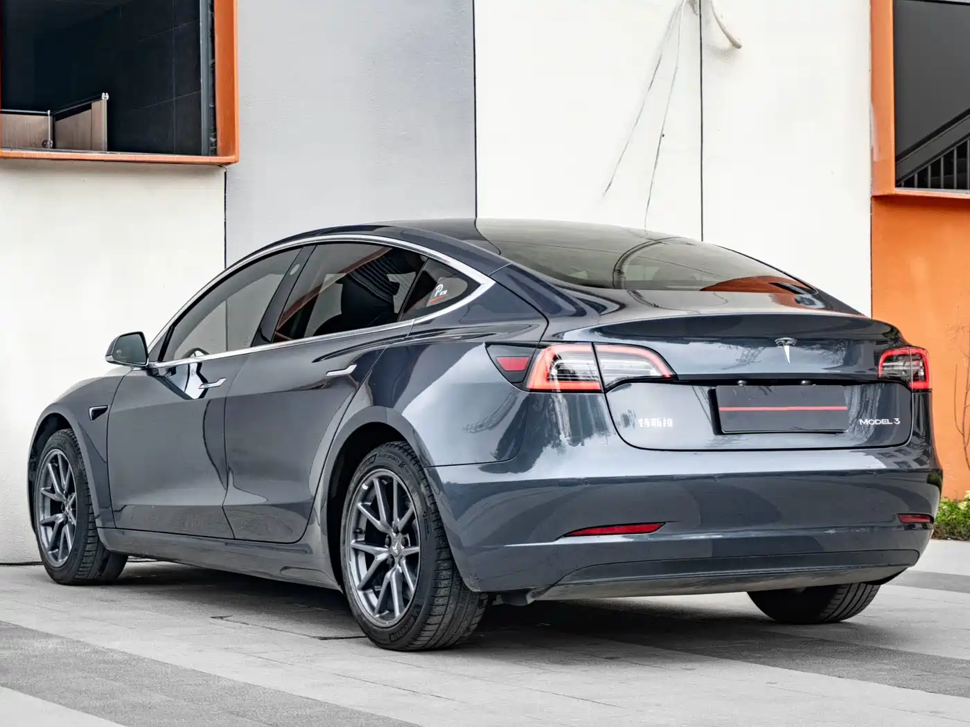 TESLA MODEL 3