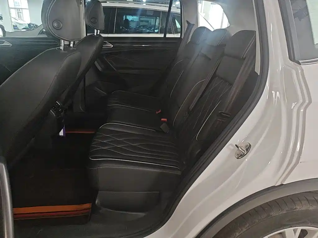 Photo 17 - Volkswagen Tiguan L