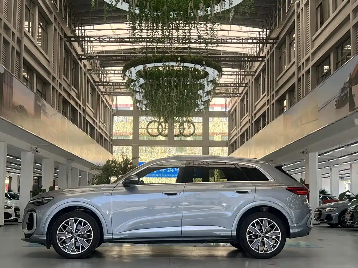 Photo 2 - Audi Q5L