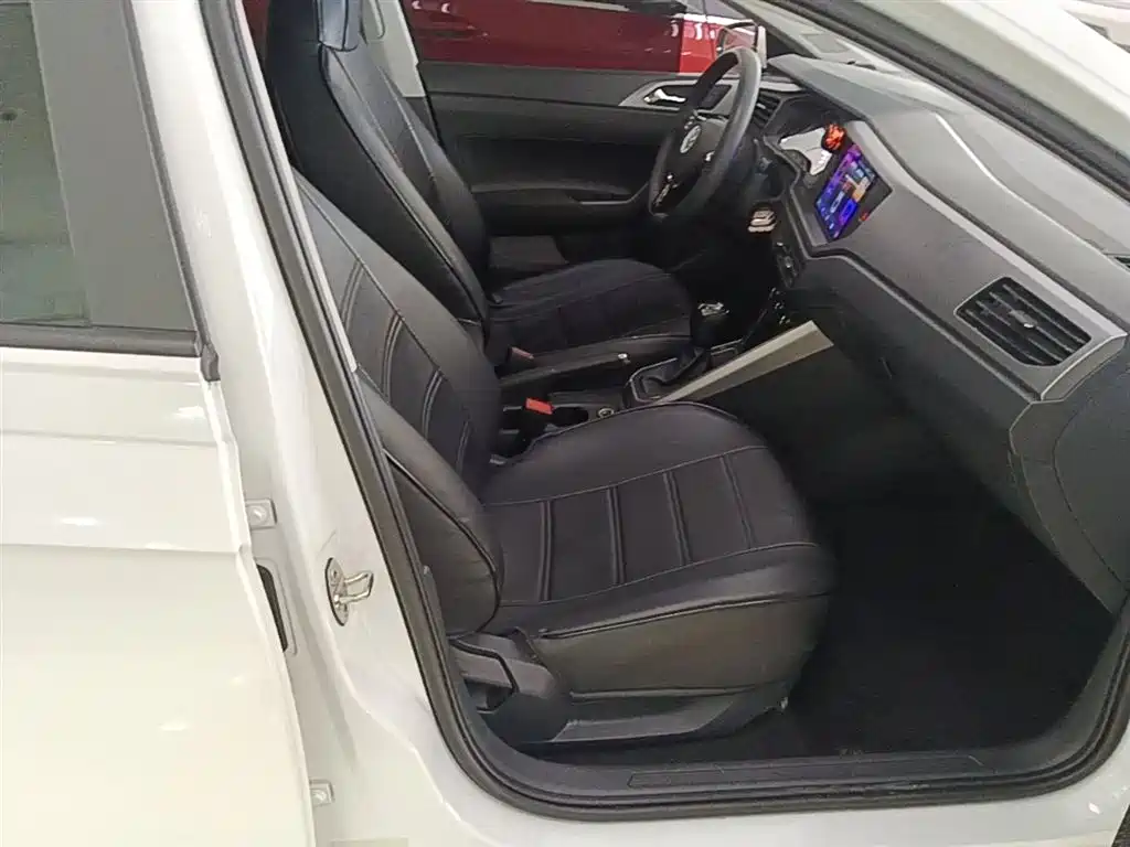 Volkswagen Polo 2019 Plus 1.5L Automatic Panorama Enjoyment Edition фото 25