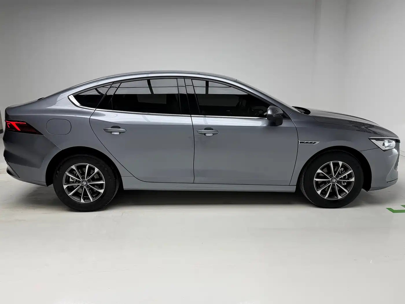 BYD Qin PLUS 2023 Champion Edition DM-i 55KM Leading фото 7