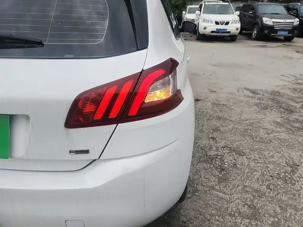 Peugeot 308S 2015 1.2T Auto Dynamic Edition фото 8