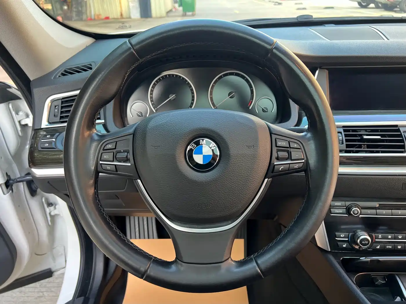BMW 5 Series GT 2015 528i Luxury фото 9