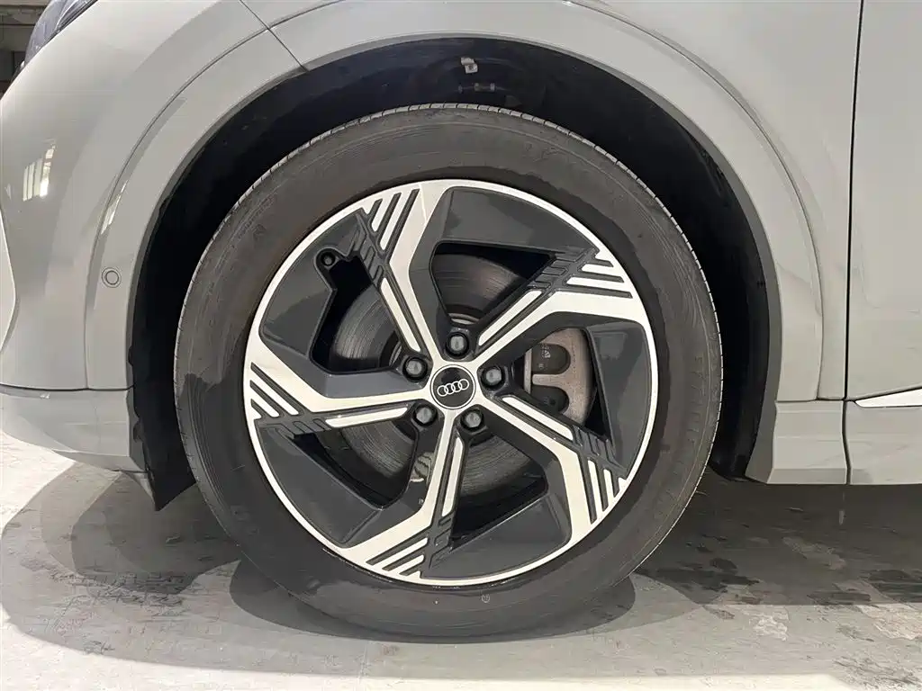 AUDI Q4 E TRON
