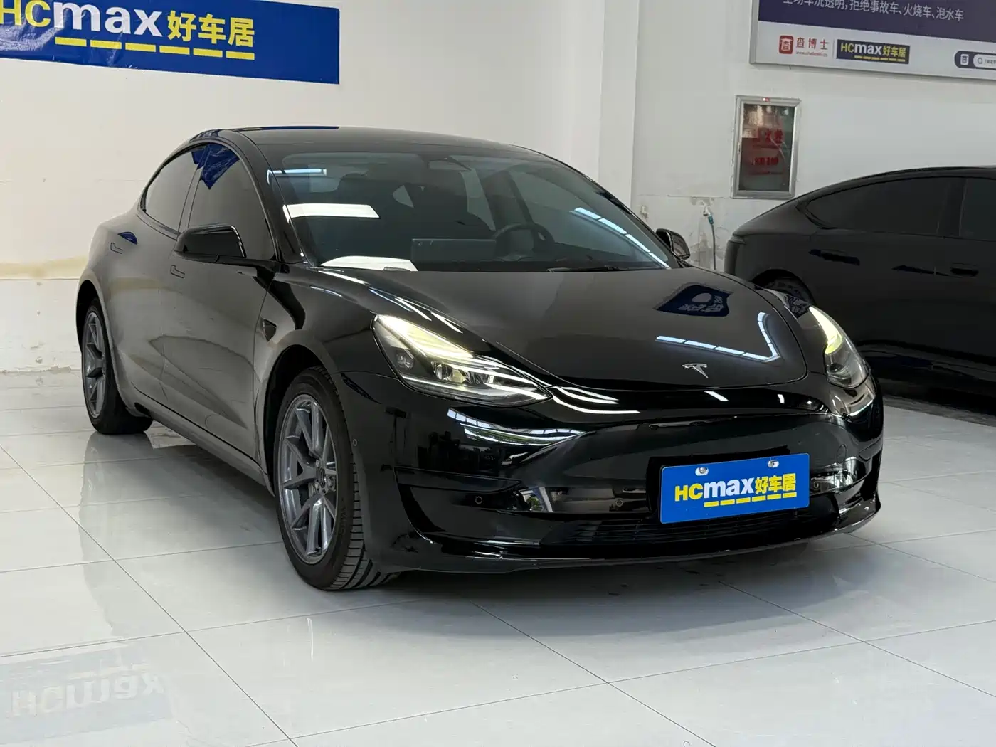 Фото 3 - Tesla Model 3