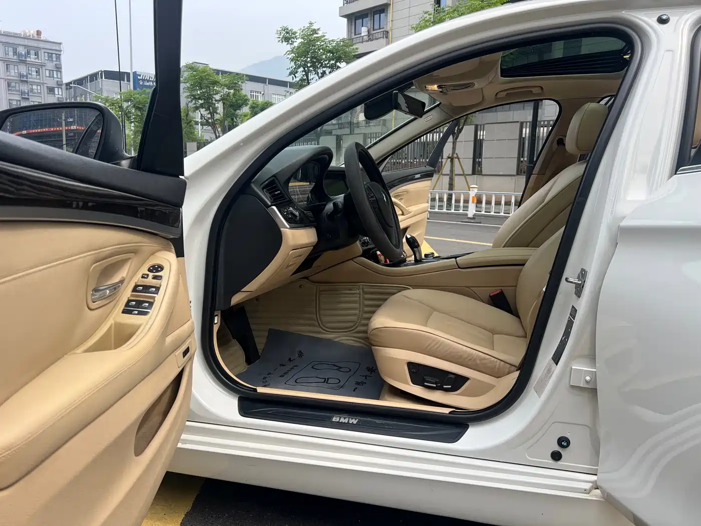 BMW 5 Series 2011 523Li Luxury фото 12