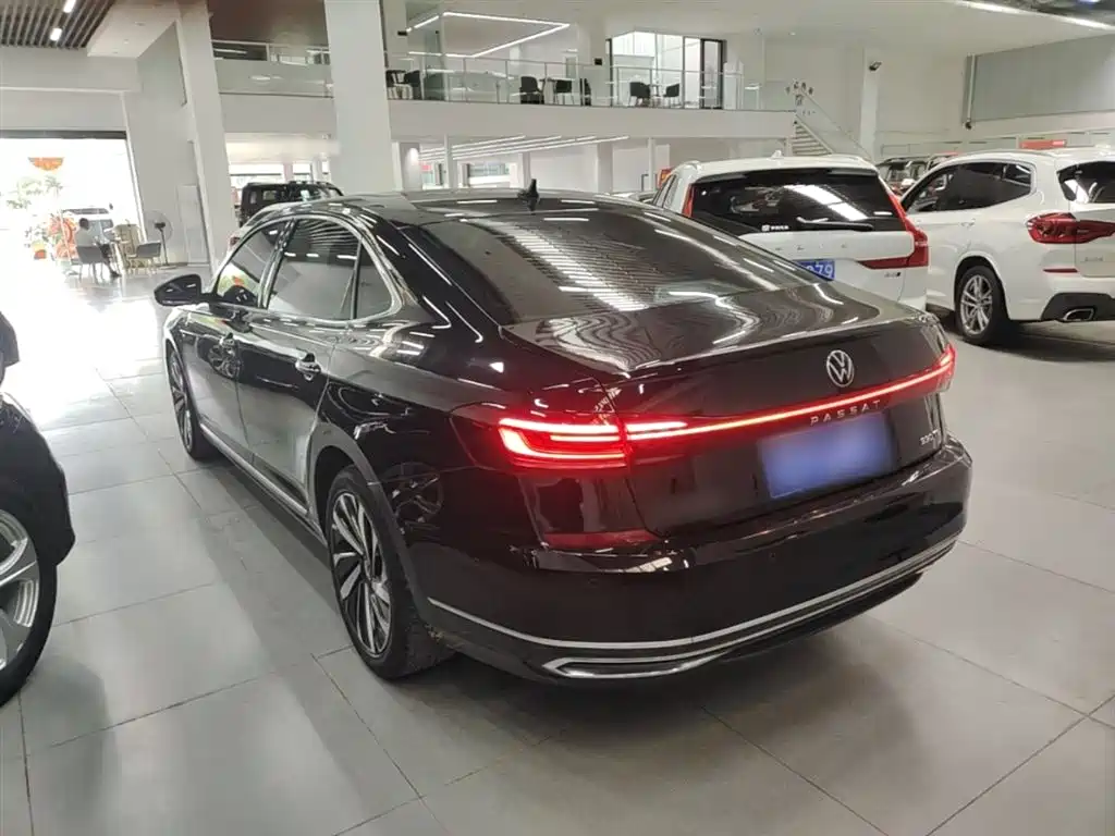 Volkswagen Passat 2022 330TSI Luxury Edition фото 5