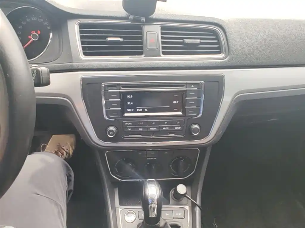 Volkswagen Lavida Tour 2017 1.6L Automatic Comfort Edition фото 6