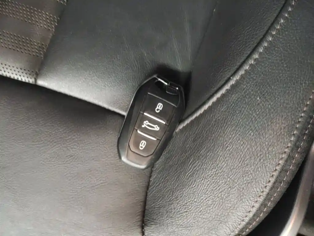 Peugeot 2008 2014 1.6L Automatic Navigation Edition фото 9