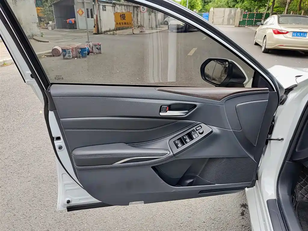 Toyota Avalon 2023 2.0L Premium Selection фото 6