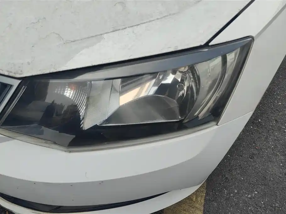 Škoda Fabia 2015 1.4L Automatic Advance Edition фото 5