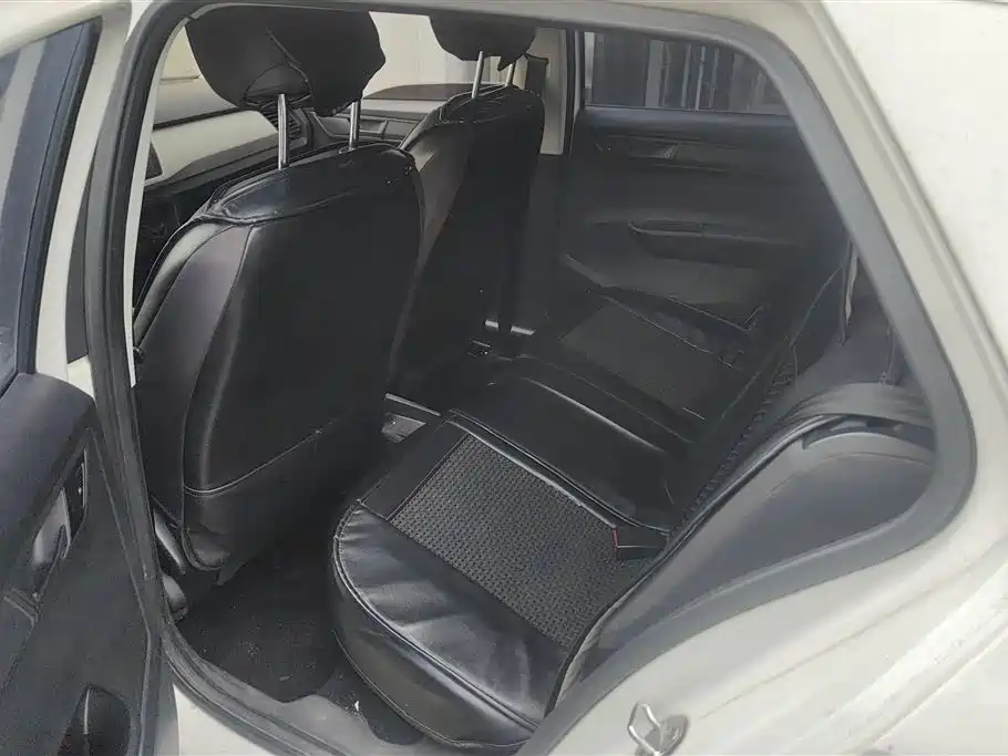 Škoda Fabia 2015 1.4L Automatic Advance Edition фото 11
