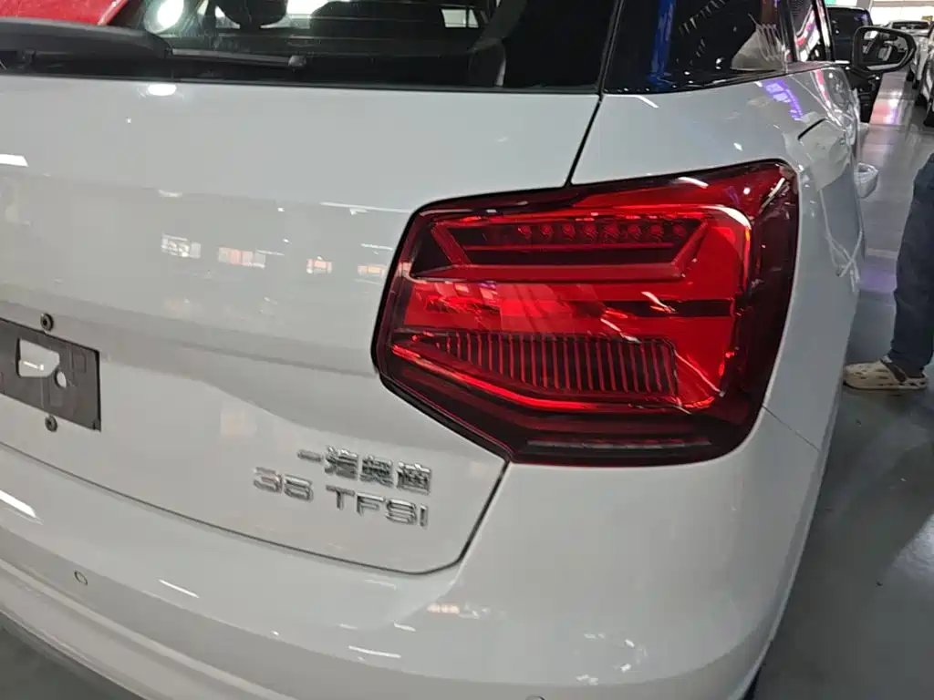Photo 8 - Audi Q2L