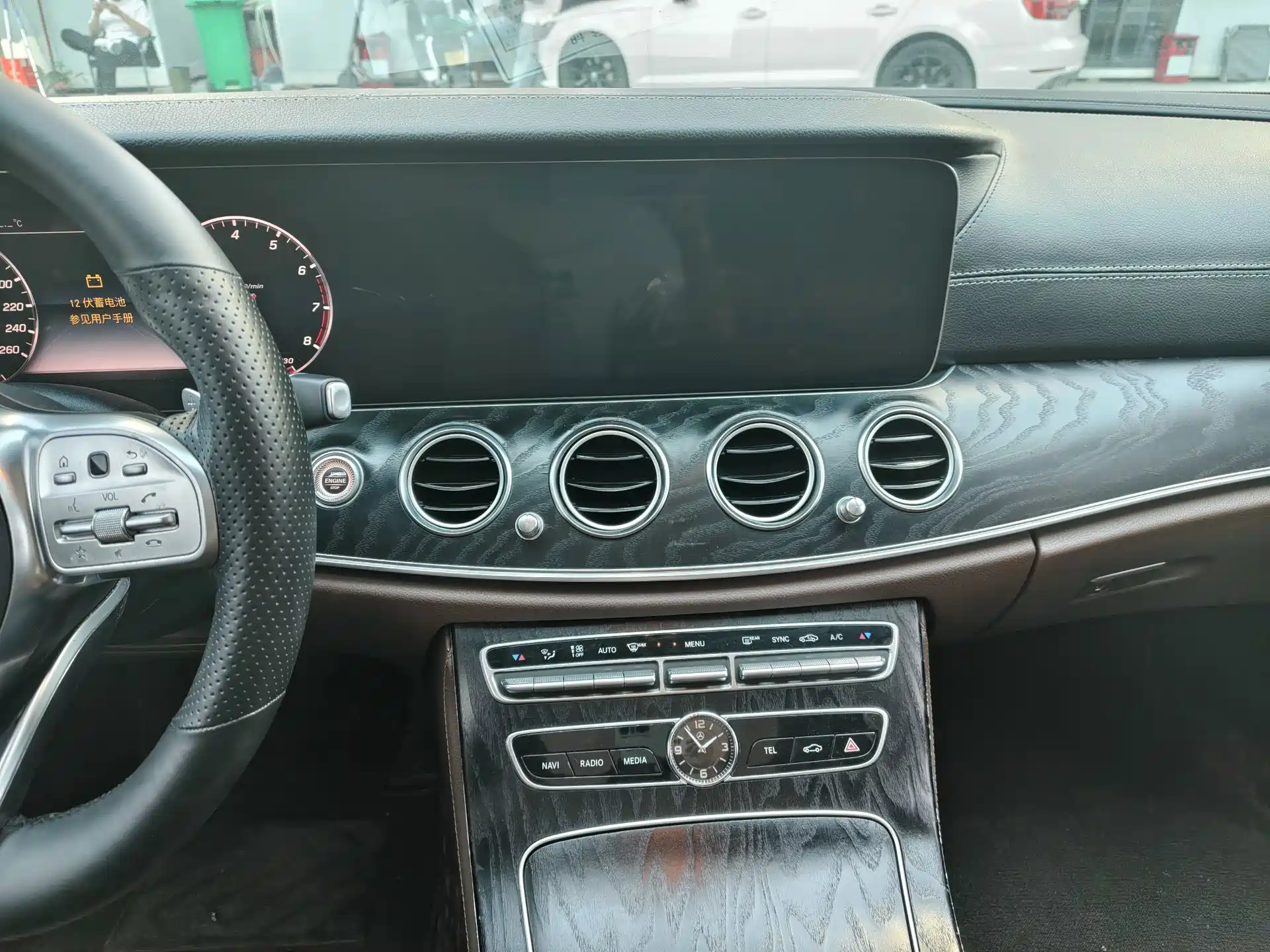 Фото 17 - Mercedes-Benz E-Class