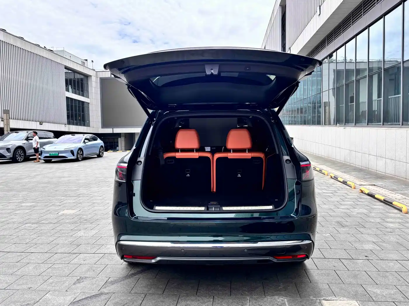 AITO Wenjie AITO M8 2025 Extended Range Ultra 53.4kWh 6-Seater фото 11