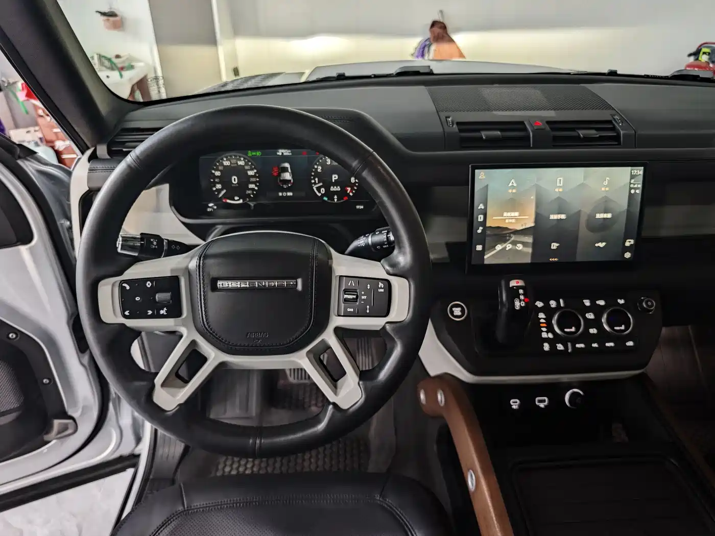 Land Rover Defender 2022 110 P400 Dark Special Edition фото 14