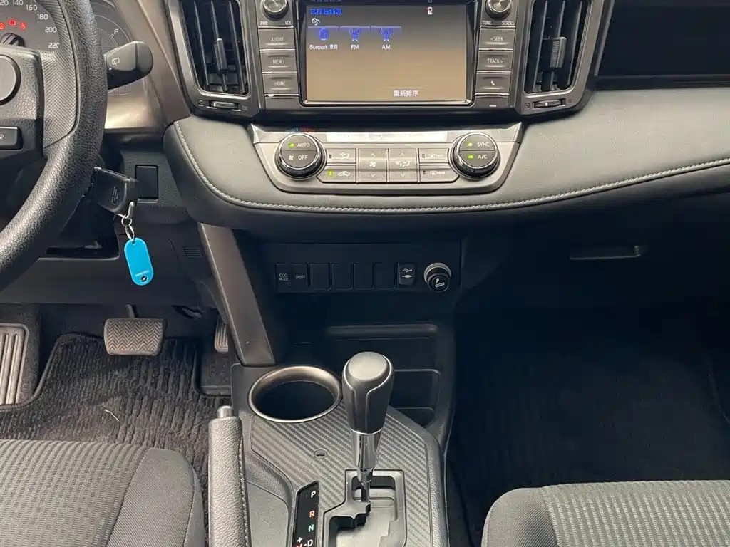 Toyota RAV4 Rongfang 2015 2.0L CVT 2WD Trend Edition фото 8