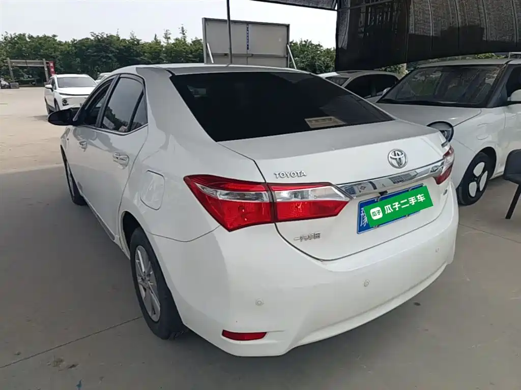 Toyota Corolla 2014 1.6L CVT GL-i фото 5
