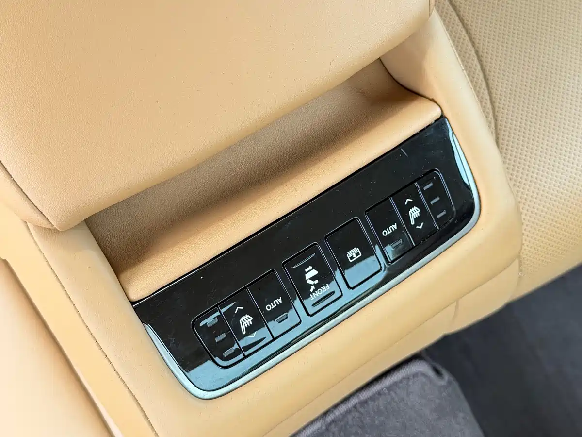 Фото 14 - Lexus LS