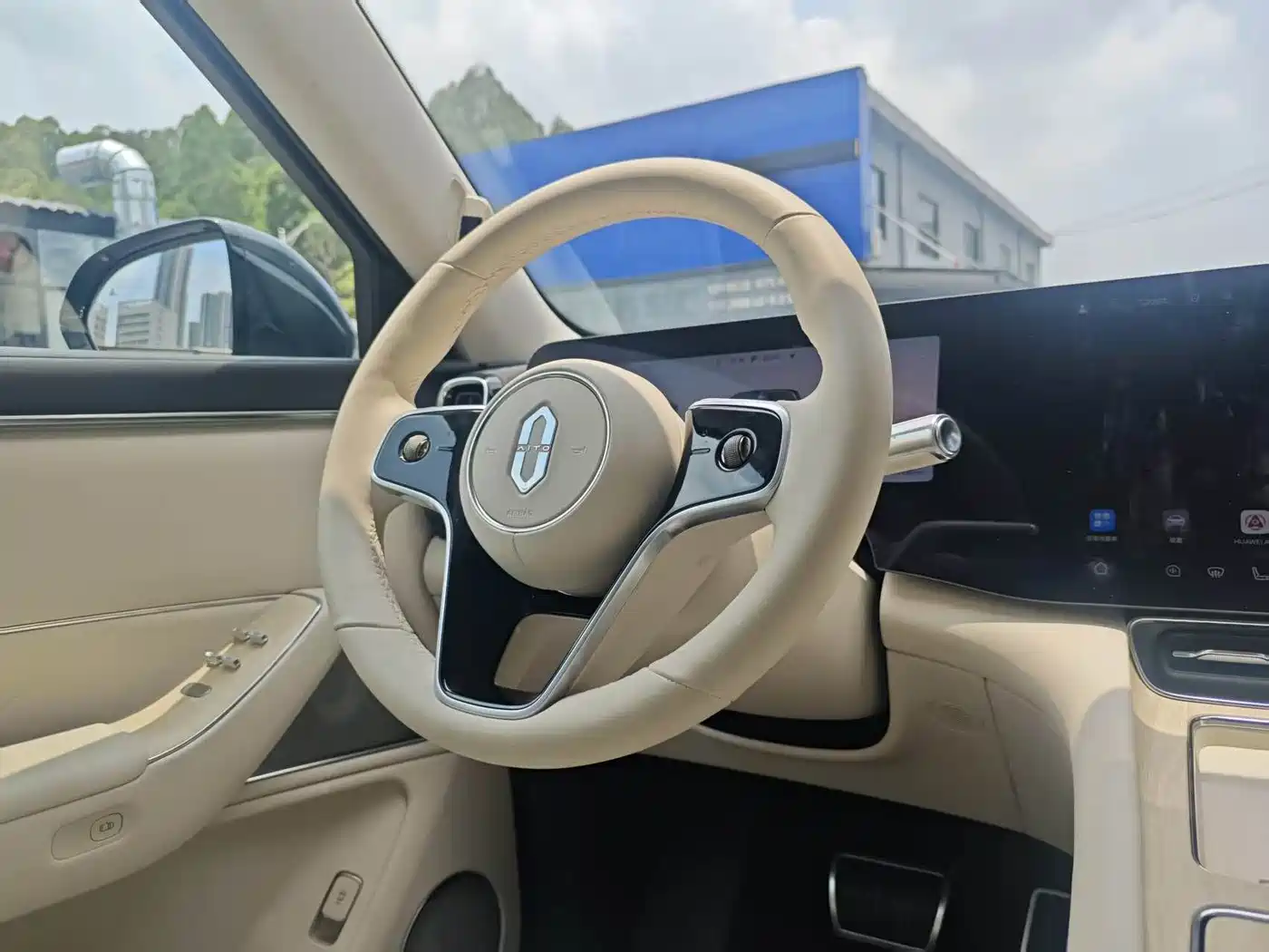 AITO Wenjie AITO M8 2025 Extended Range Ultra 53.4kWh 6-Seater фото 16