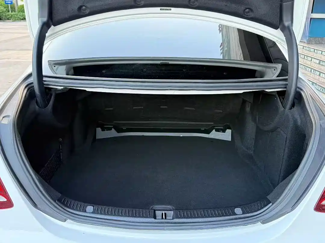 Фото 8 - Mercedes-Benz E-Class