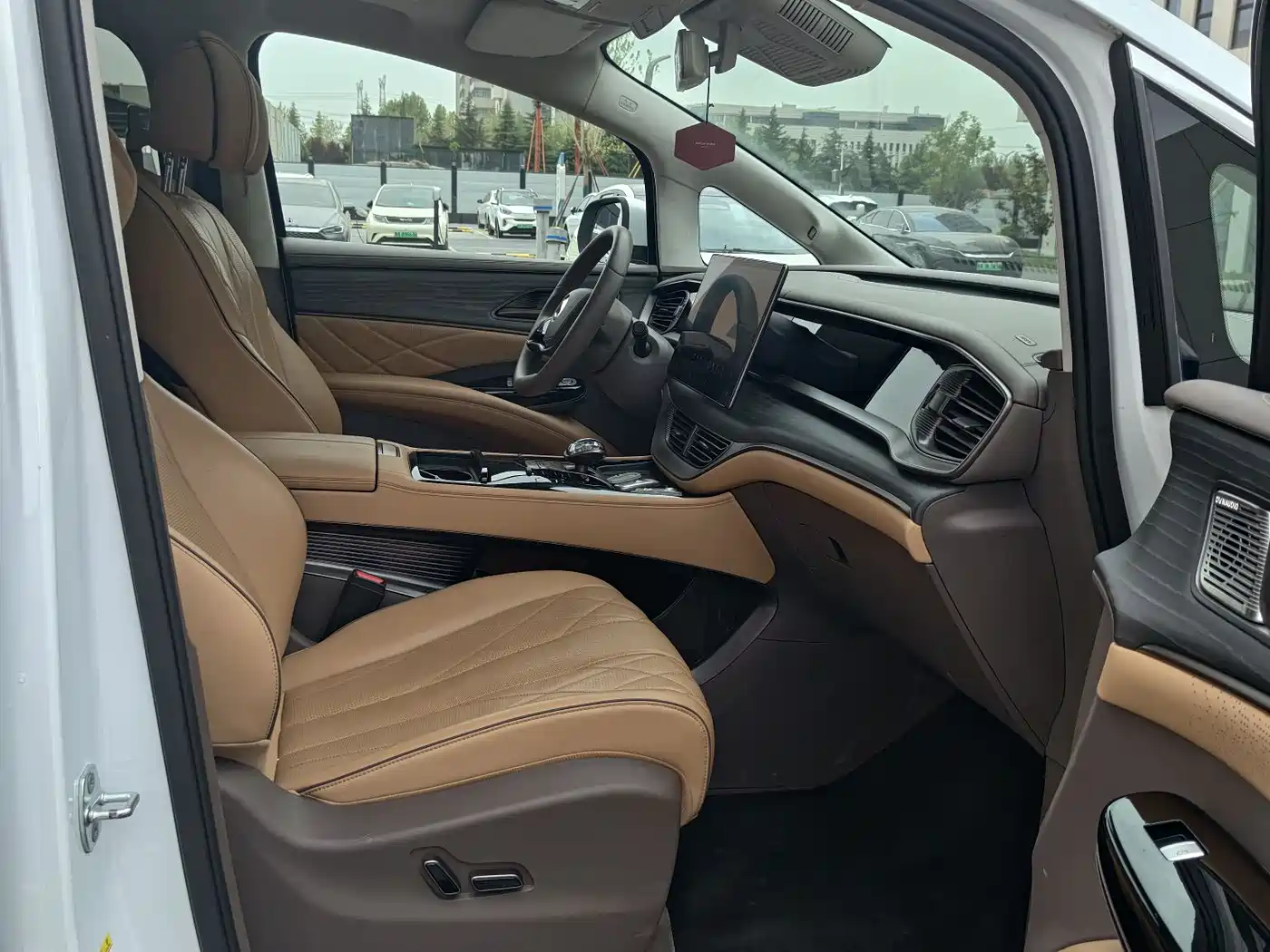 Denza D9 2022 DM-i 970 AWD Flagship фото 19