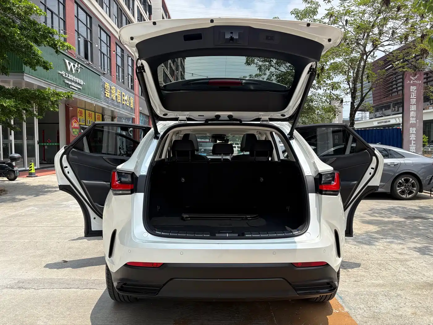 Lexus NX 2022 260 FWD Joy Creation Edition фото 14
