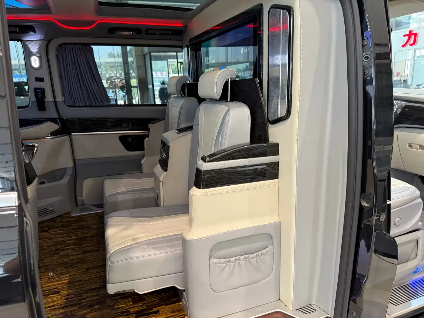 Mercedes-Benz V-Class 2018 V 260 L Premium Long Version China V фото 9