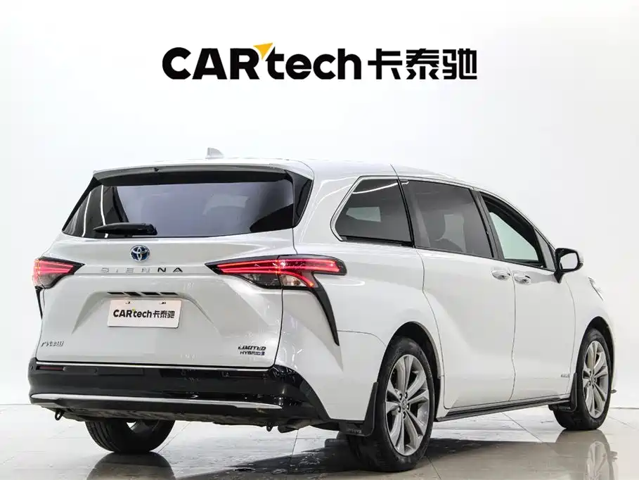 Toyota Sienna 2023 2.5L Hybrid Premium Edition фото 7
