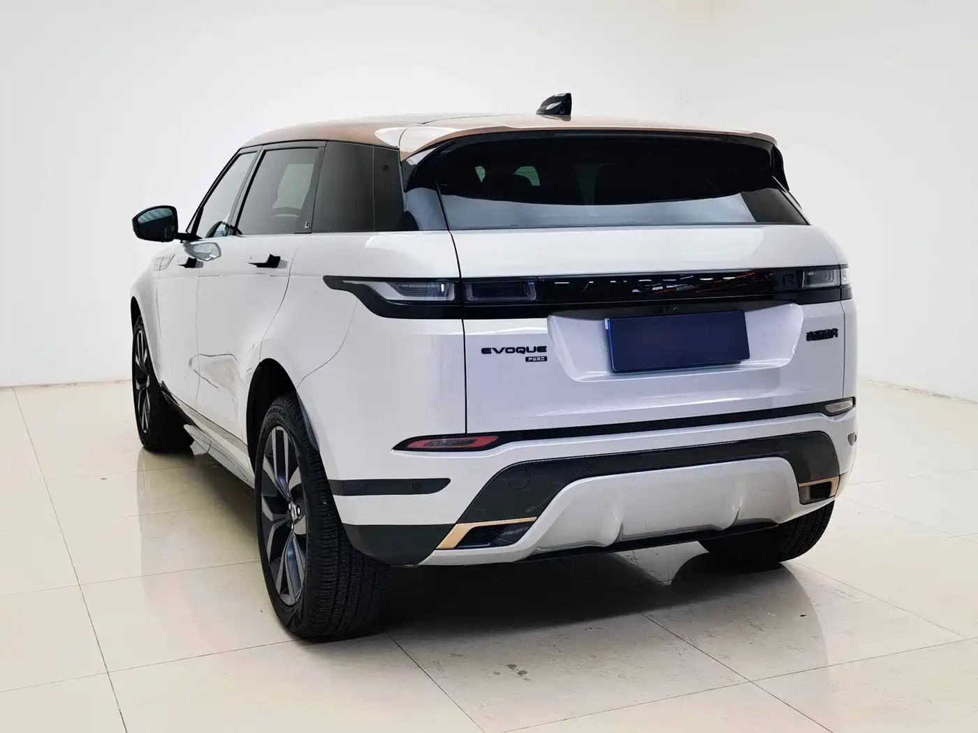 Land Rover Range Rover Evoque 2023 Range Rover Evoque L 249PS Corinthian Bronze Special Edition фото 5