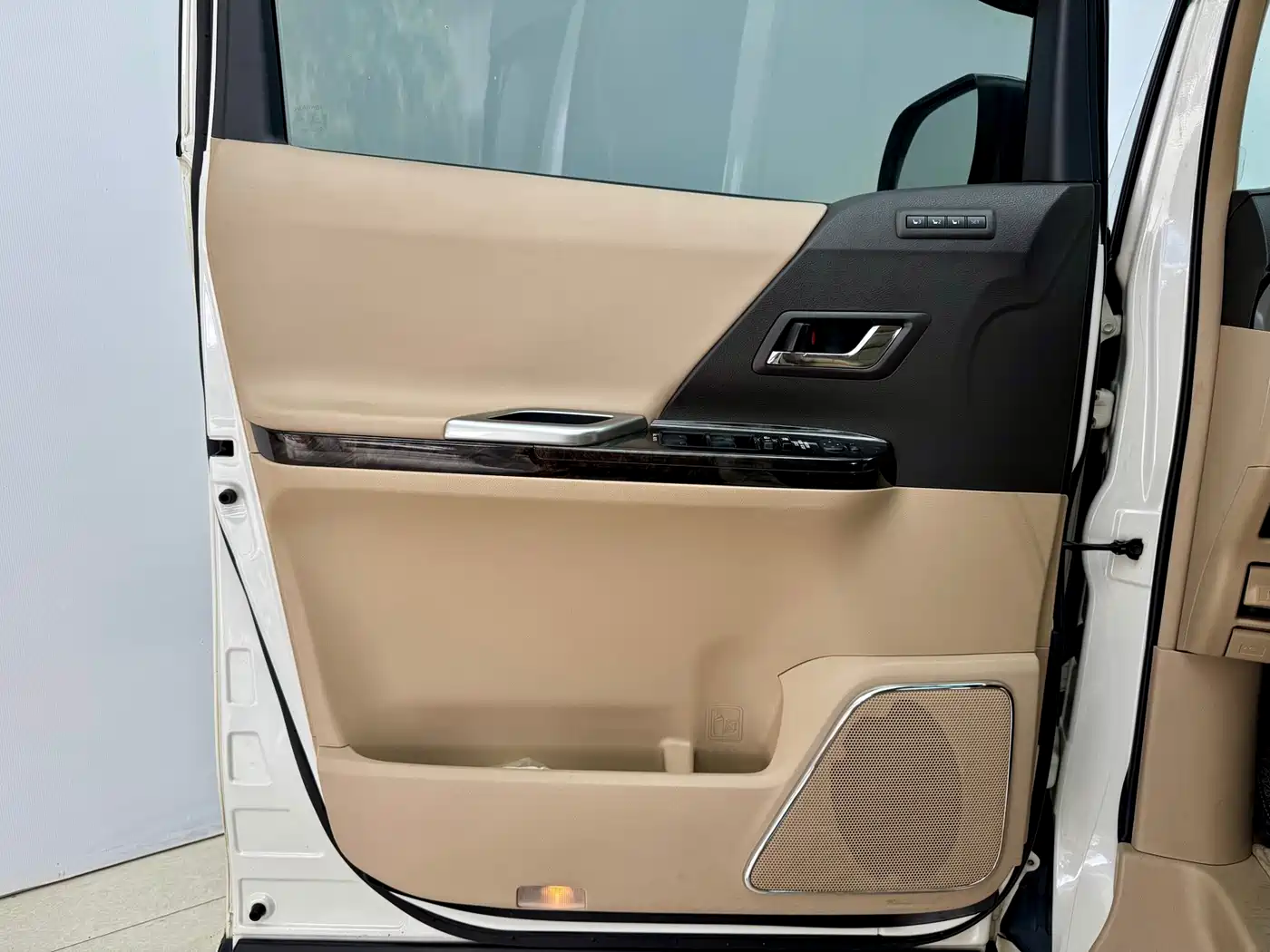 Toyota Alphard фото 7