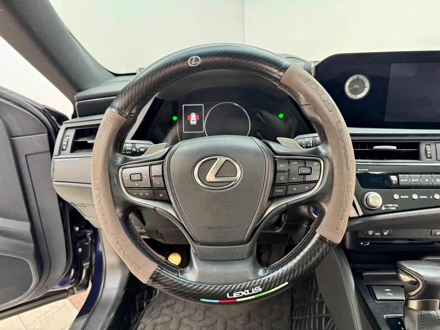 Lexus ES 2022 300h Ultimate Edition фото 17