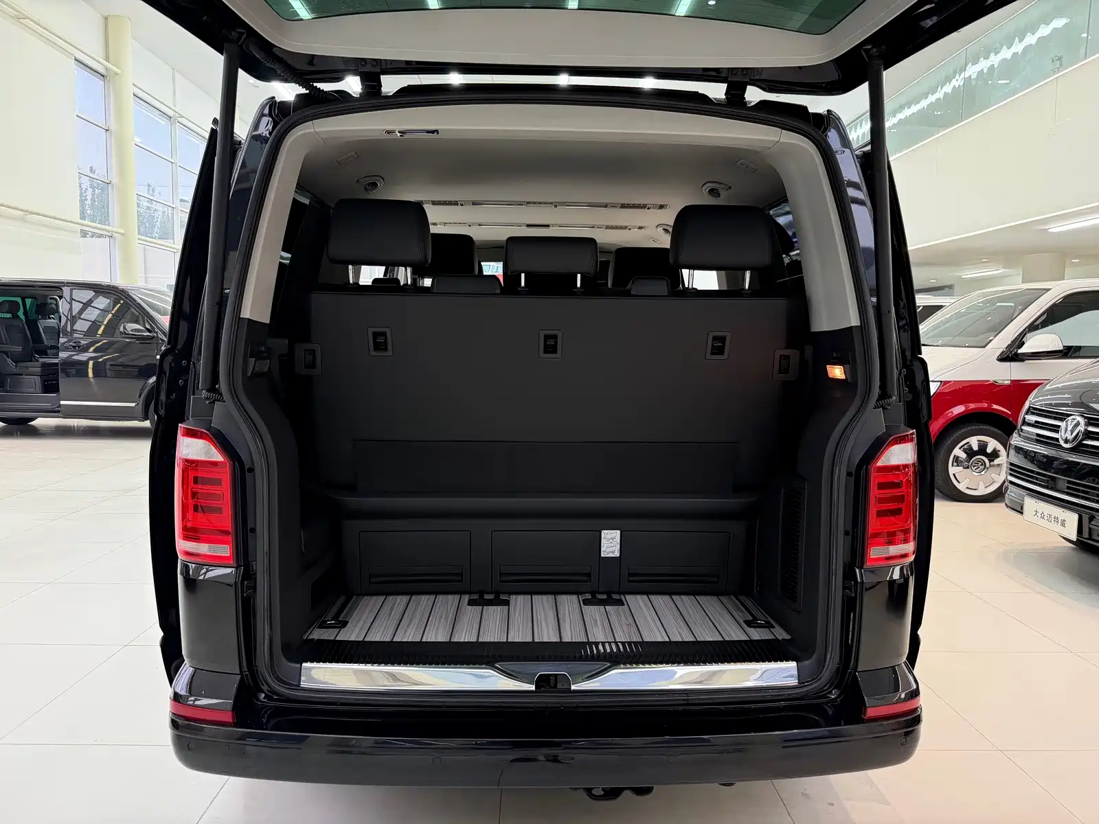 Фото 23 - Volkswagen Multivan